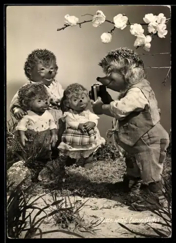 AK Mecki macht mit einem Fotoapparat ein Familienfoto