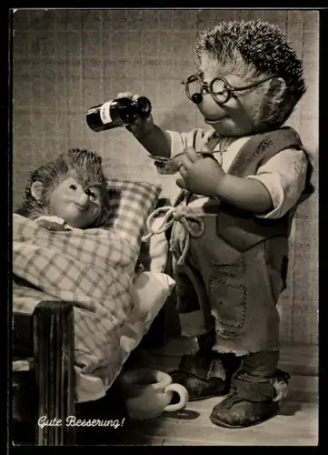 AK Igel Mecki gibt seinen kranken Sohn Medizin