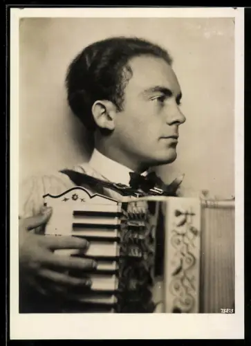 AK Junger Mann spielt Akkordeon