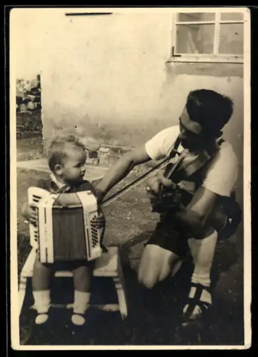 AK Geigenspieler und Kind mit Akkordeon