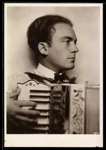 AK Junger Mann spielt Akkordeon