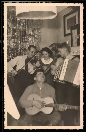 Foto-AK Musikanten mit Akkordeon am Weihnachtsbaum