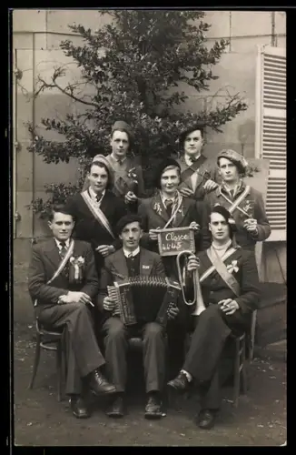 AK Studenten mit einem Akkordeonspieler