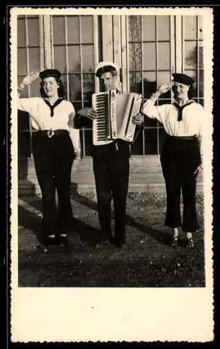 Foto-AK Akkordeonspieler mit zwei Frauen in Matrosenblusen