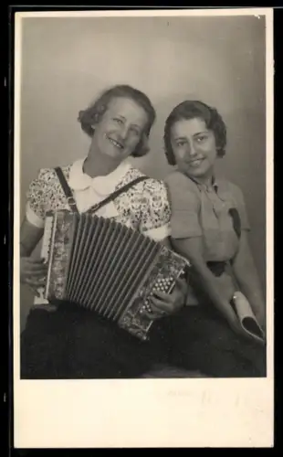 Foto-AK Zwei Frauen mit einem Akkordeon