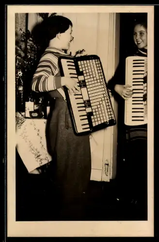 Foto-AK Zwei Frauen spielen Akkordeon