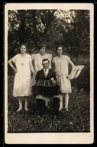 Foto-AK Akkordeonspieler mit drei Frauen