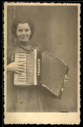 Foto-AK Junge Frau spielt Akkordeon