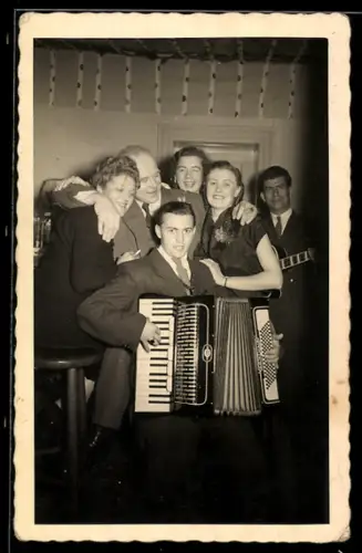 Foto-AK Feier mit einem Akkordeonspieler