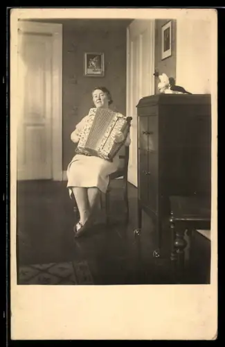 Foto-AK Ältere Dame spielt Akkordeon