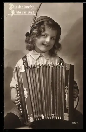 AK Holzfällerjunge spielt Akkordeon