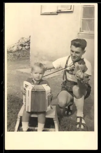Foto-AK Geigenspieler und Kind mit Akkordeon