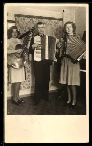 Foto-AK Akkordeonspieler und Gitarrenspielerin