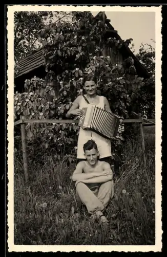 Foto-AK Junger Mann mit Akkordeonspielerin