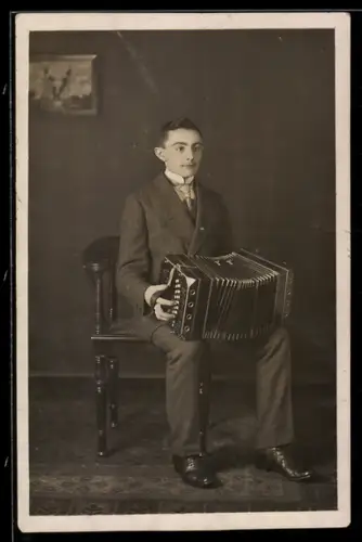 Foto-AK Junger Mann spielt Akkordeon