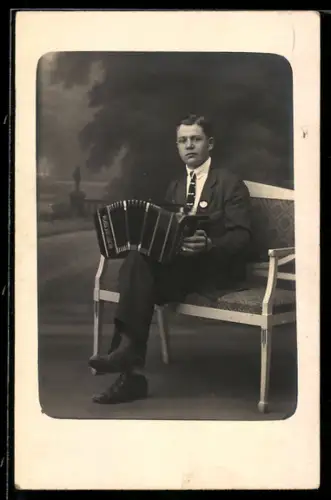 Foto-AK Junger Mann spielt Akkordeon