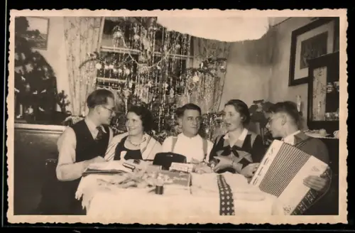 Foto-AK Feier mit einem Akkordeonspieler