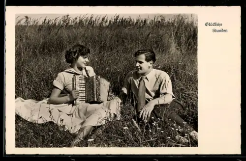 AK Junge Mann mit Akkordeonspielerin