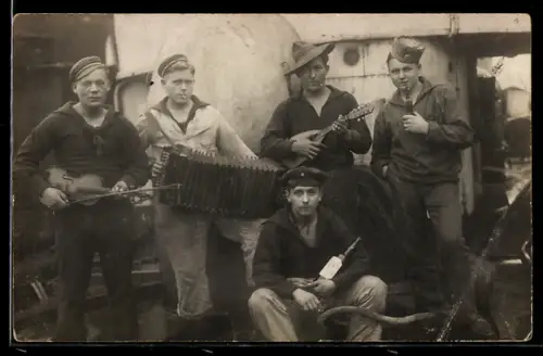 Foto-AK Junge Männer mit einem Akkordeonspieler