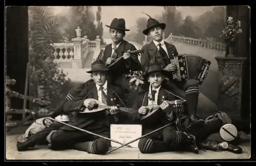AK Junge Männer spielen Akkordeon und Lautengitarre