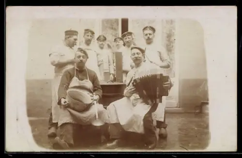 Foto-AK Soldaten mit einem Akkordeonspieler