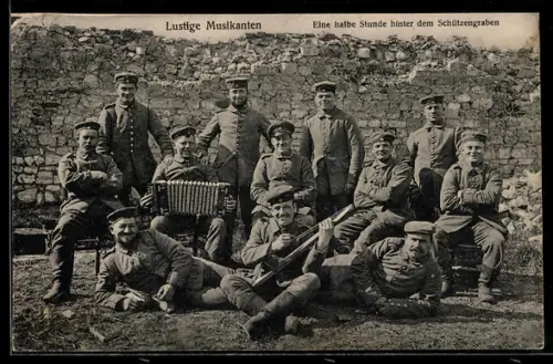 AK Soldaten mit einem Akkordeonspieler