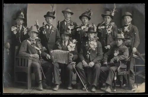 Foto-AK Junger Männer mit einem Akkordeonspieler