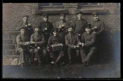 Foto-AK Soldaten bei Bier zu Akkordeonmusik