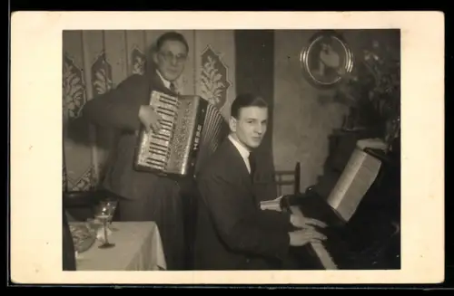 Foto-AK Zwei junge Männer spielen Klavier und Akkordeon
