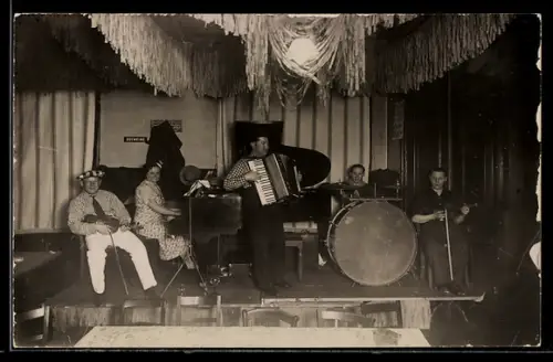 Foto-AK Musiker mit einem Akkordeonspieler auf der Bühne