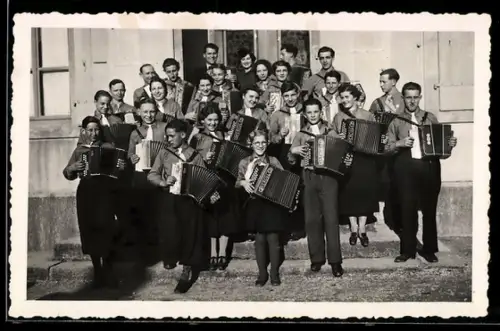 Foto-AK Gruppenbild von jungen Akkordeonspielern