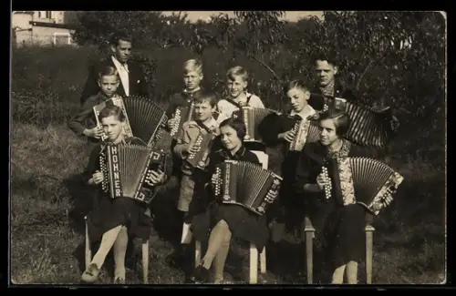 Foto-AK Gruppenbild von jungen Akkordeonspielern