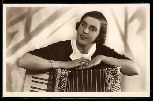 AK Junge Dame mit ihrem Akkordeon