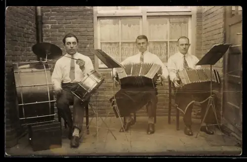 Foto-AK Schlagzeuger mit zwei Akkordeonspielern