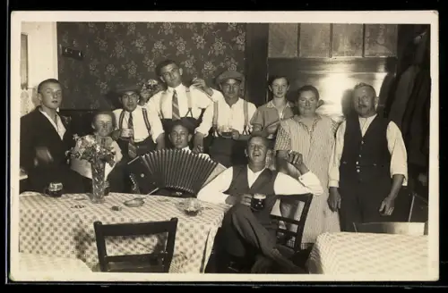 Foto-AK Band mit Akkordeonspieler in einem Gasthaus