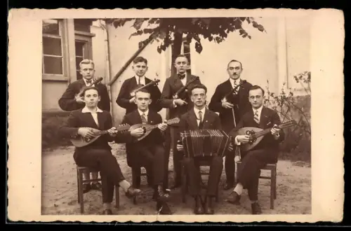 Foto-AK Junge Gitarrenspieler und Akkordeonspieler