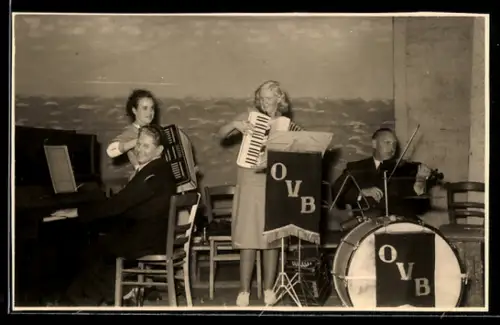 Foto-AK Zwei Akkordeonspielerinnen zu Klavierbegleitung