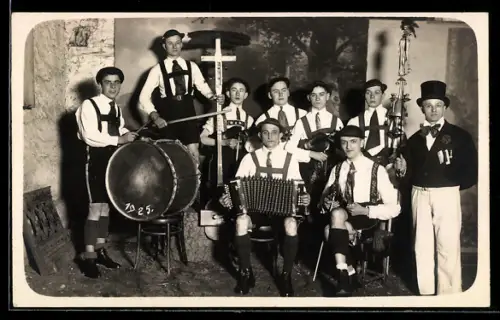 Foto-AK Junge Männer mit einem Akkordeonspieler