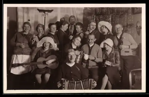 Foto-AK Feier mit einem Akkordeonspieler