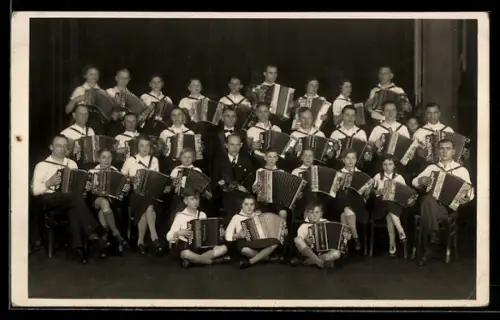 Foto-AK Gruppenbild von jungen Akkordeonspielern