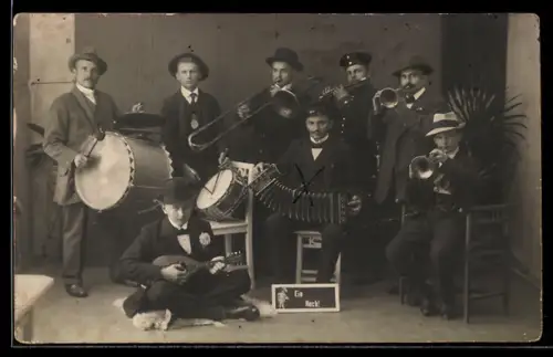 Foto-AK Musikgruppe mit einem Akkordeonspieler