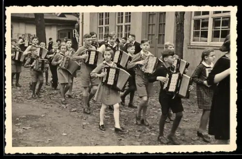 Foto-AK Zug von jungen Akkordeonspielern