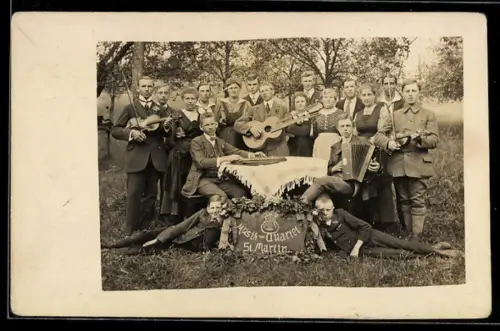 Foto-AK St. Martin, Musik-Quartett St. Martin mit einem Akkordeonspieler
