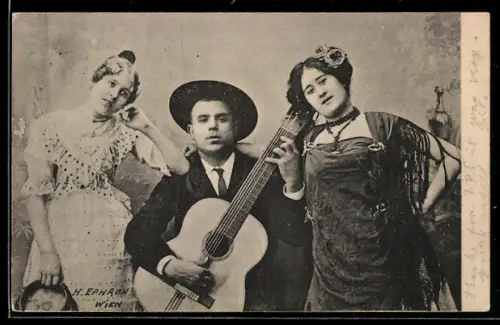 AK Drei Personen in eleganter Kleidung mit Gitarre