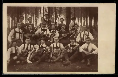 Foto-AK Gruppe in Trachten mit Gitarren und Lauten