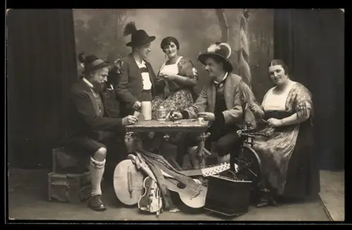 Foto-AK Trachtengruppe mit Gitarren und Spinnrad