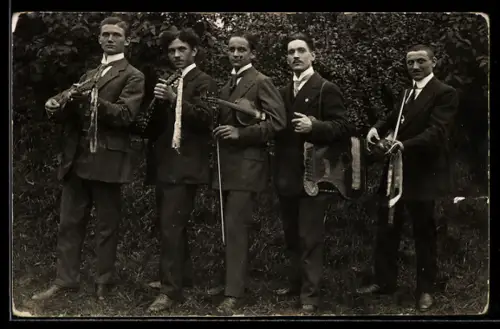 Foto-AK Gruppenbild von fünf Männern mit Gitarre