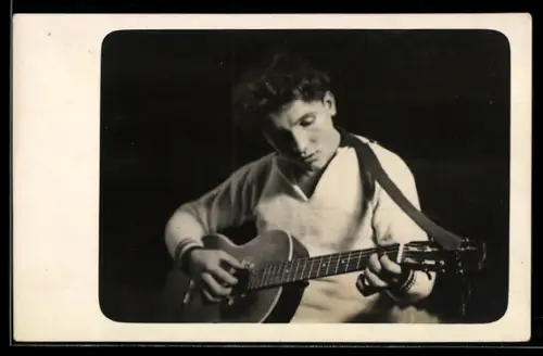 Foto-AK Mann mit Gitarre im Porträt