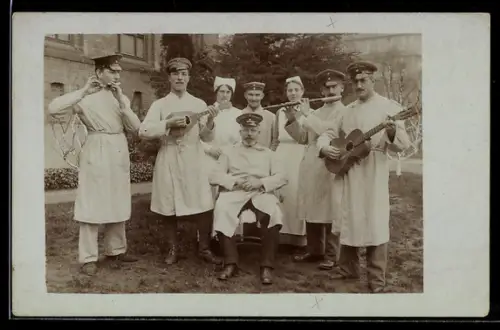 Foto-AK Soldaten mit Gitarre, Laute und Querflöte