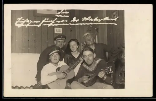 Foto-AK Matrosen mit Gitarre und Laute